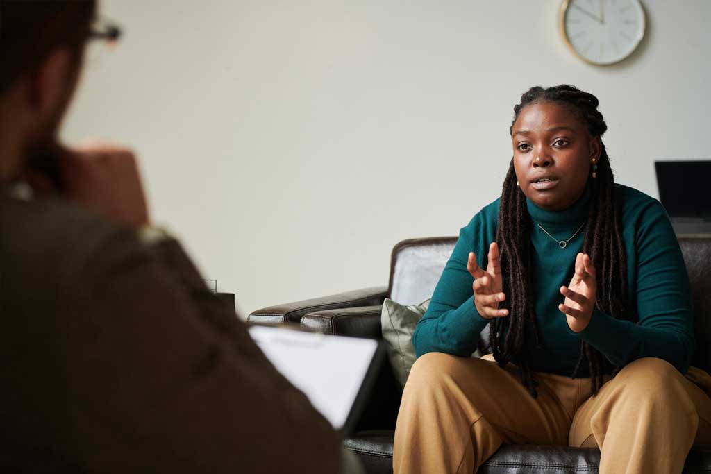 
		Young lady chatting with her counsellor		