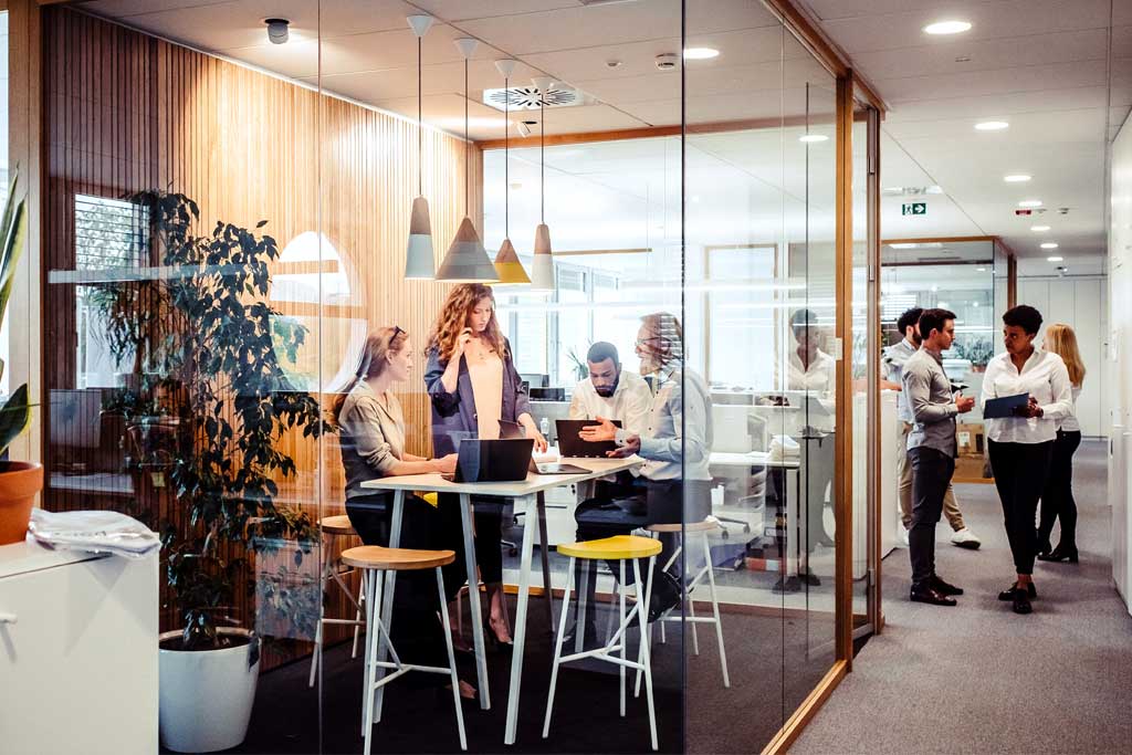 
		Business People Having a Meeting		